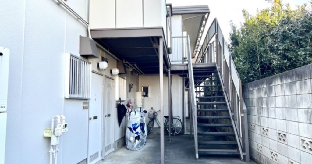 アパートの鉄骨階段