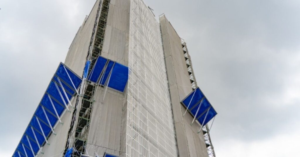 落下防止ネットが張られたマンション