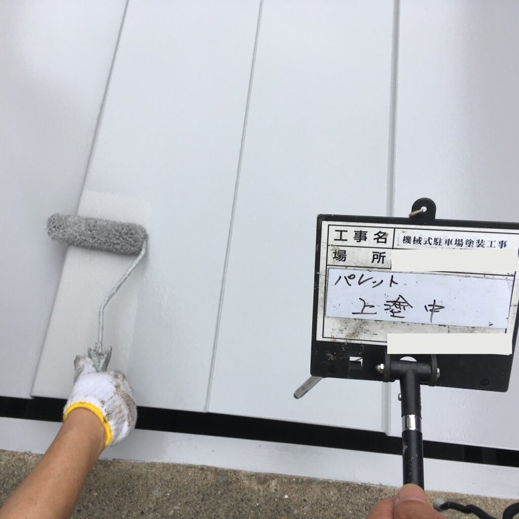 機械式駐車場塗装工事 パレット 上塗り中